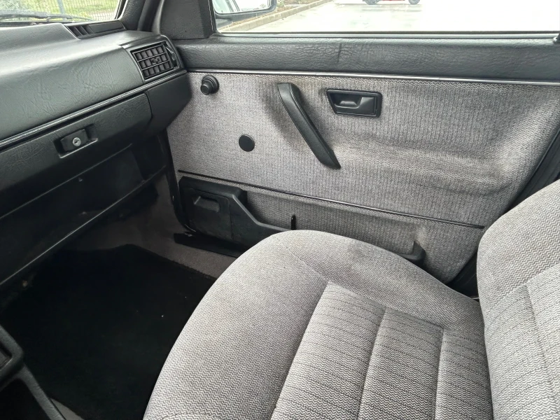 VW Golf 1.6 бензин!, снимка 12 - Автомобили и джипове - 50089989