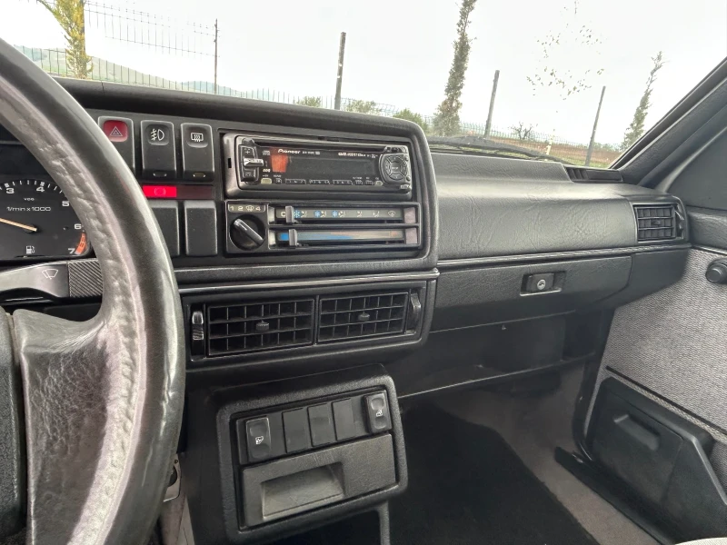 VW Golf 1.6 бензин!, снимка 11 - Автомобили и джипове - 50089989
