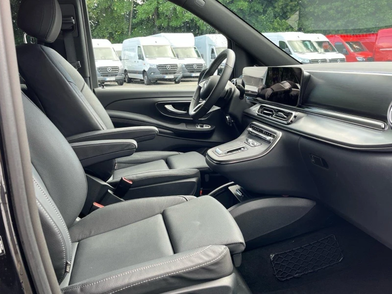 Mercedes-Benz V 300 d/AMG/4MATIC/FACELIFT/EXTRALONG/AIRMATIC/DISTRONIC, снимка 12 - Автомобили и джипове - 51190446