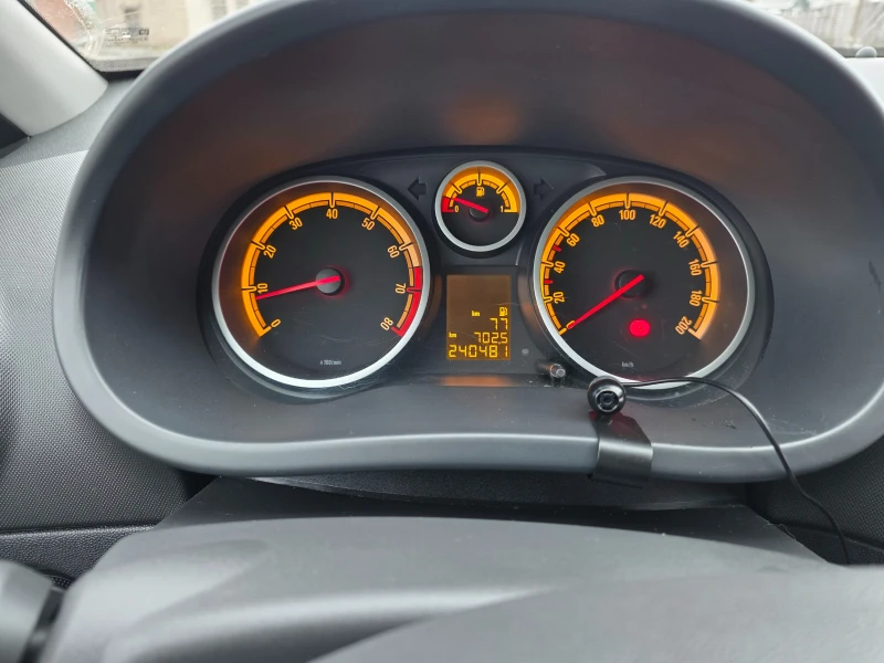 Opel Corsa 1.4i, снимка 9 - Автомобили и джипове - 53354973