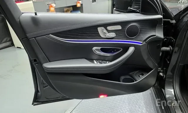 Mercedes-Benz E 220 D AMG line Facelift Head up Шибидах 360* Камера, снимка 10 - Автомобили и джипове - 55682873