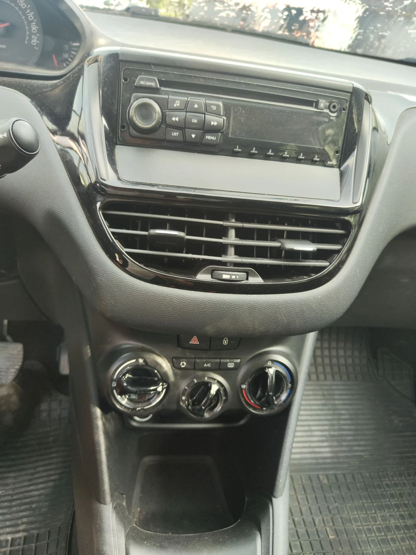 Peugeot 208 1000 I 68 к.с. | Mobile.bg — изображение 12