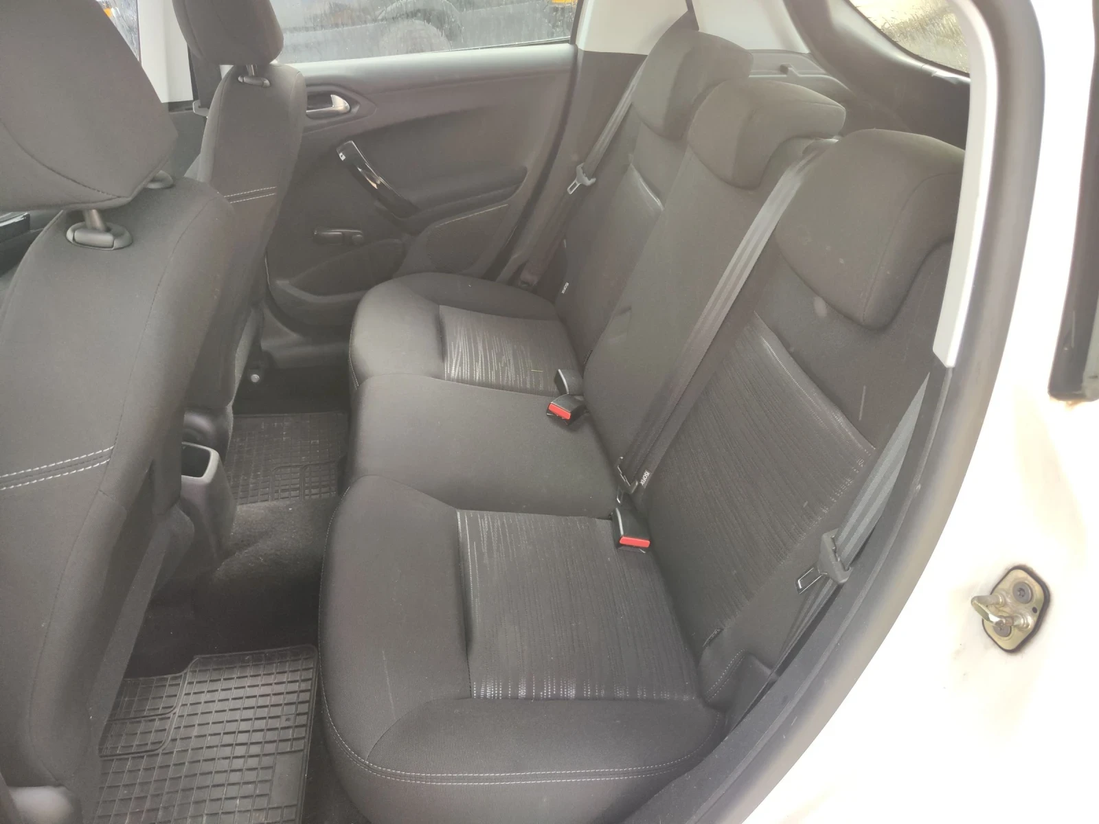 Peugeot 208 1000 I 68 к.с. - изображение 8
