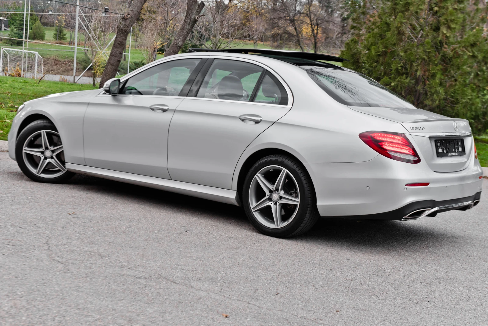 Mercedes-Benz E 300 4-Matic AMG Line - изображение 5