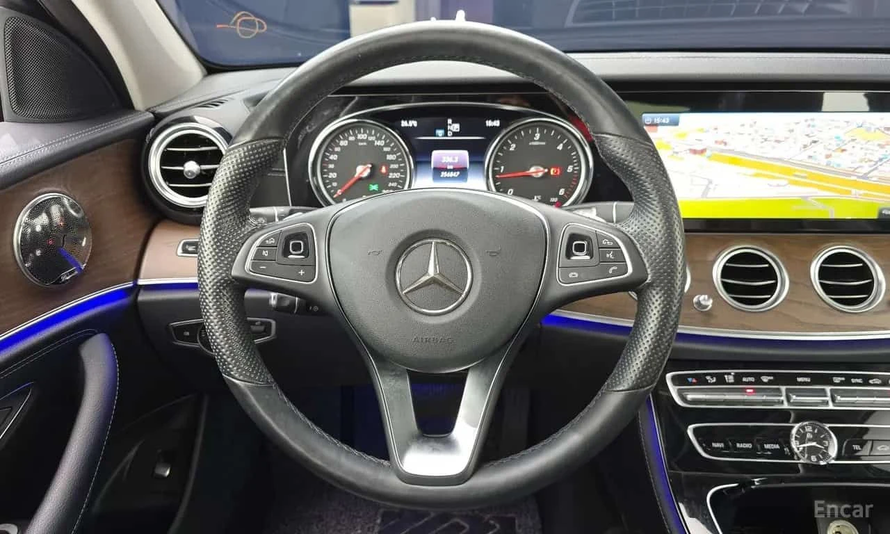 Mercedes-Benz E 220 4MATIC Exclusive | АВТОФИНАНСИРАНЕ, снимка 9 - Автомобили и джипове - 55588758