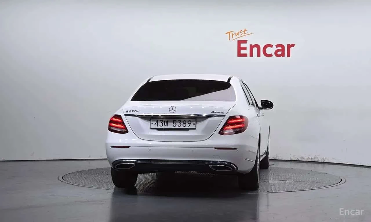 Mercedes-Benz E 220 4MATIC Exclusive | АВТОФИНАНСИРАНЕ, снимка 4 - Автомобили и джипове - 55588758