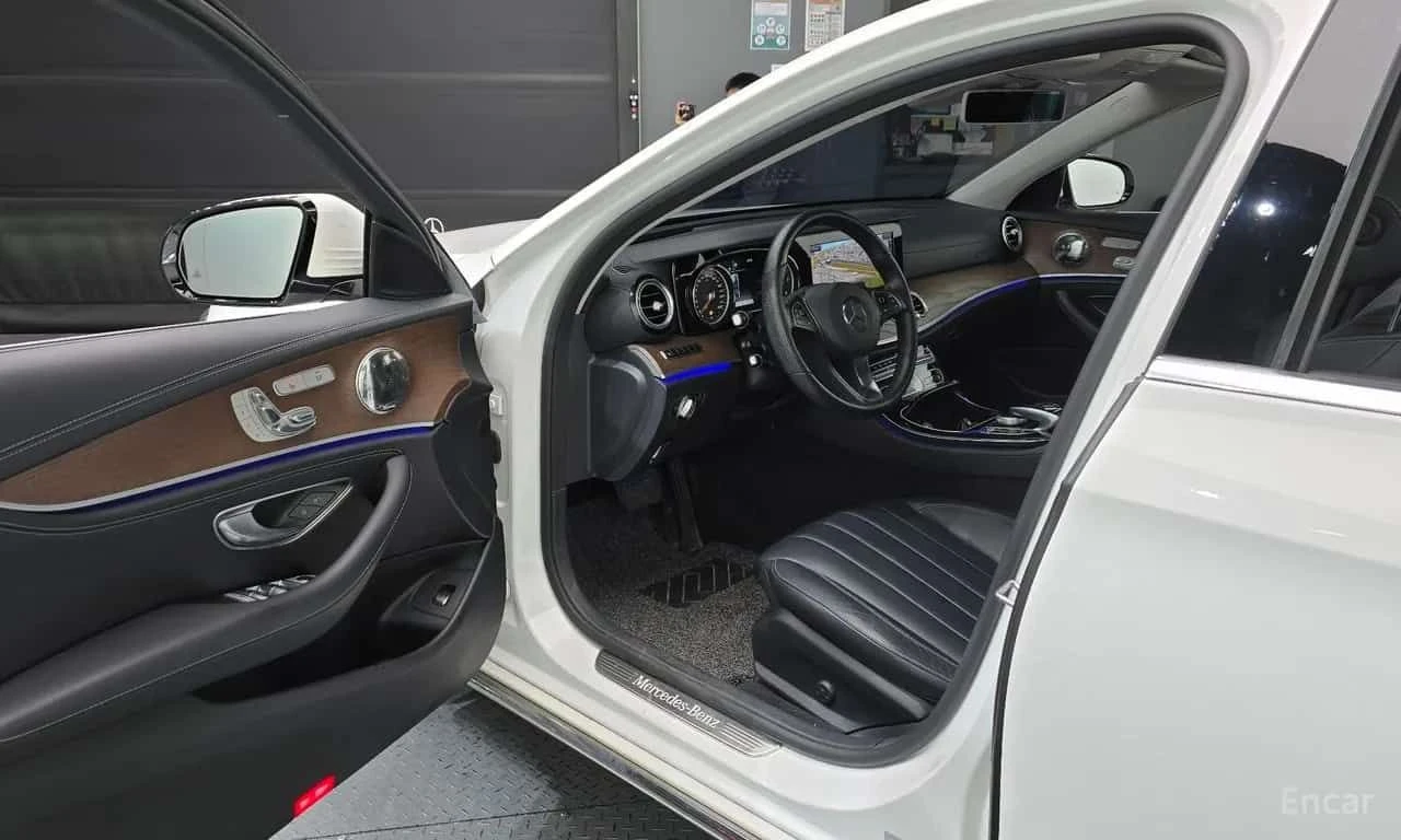 Mercedes-Benz E 220 4MATIC Exclusive | АВТОФИНАНСИРАНЕ, снимка 7 - Автомобили и джипове - 55588758