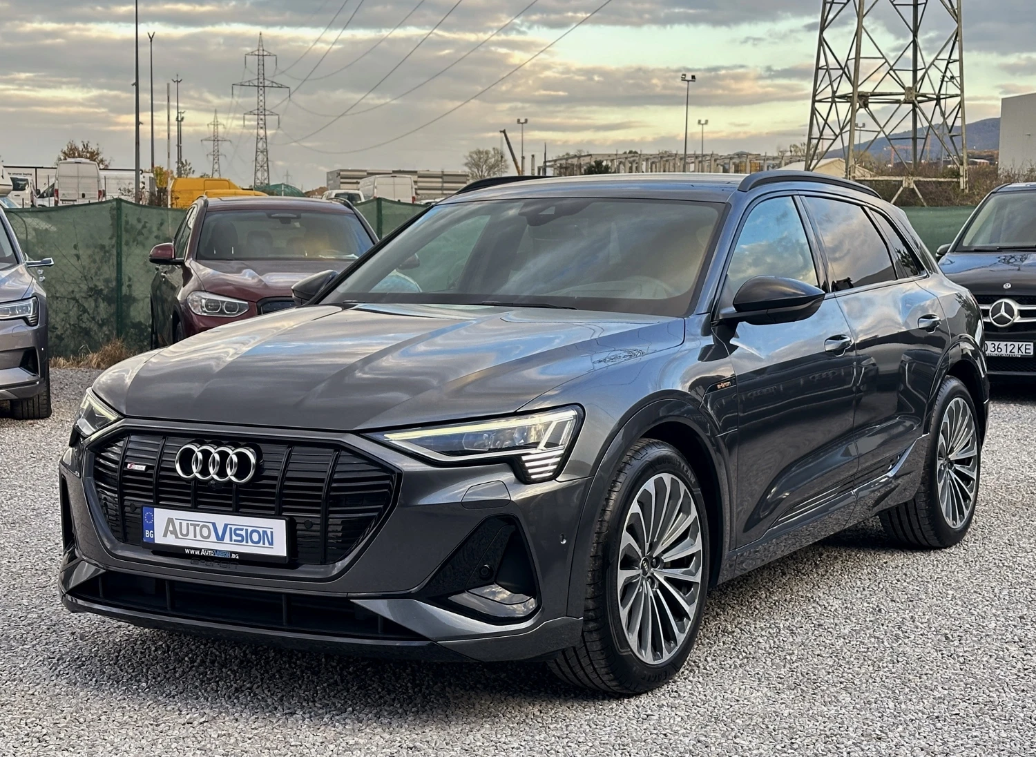 Audi E-Tron 55 SLine Softclose Headup Distronic Keyless Matrix, снимка 3 - Автомобили и джипове - 56631836