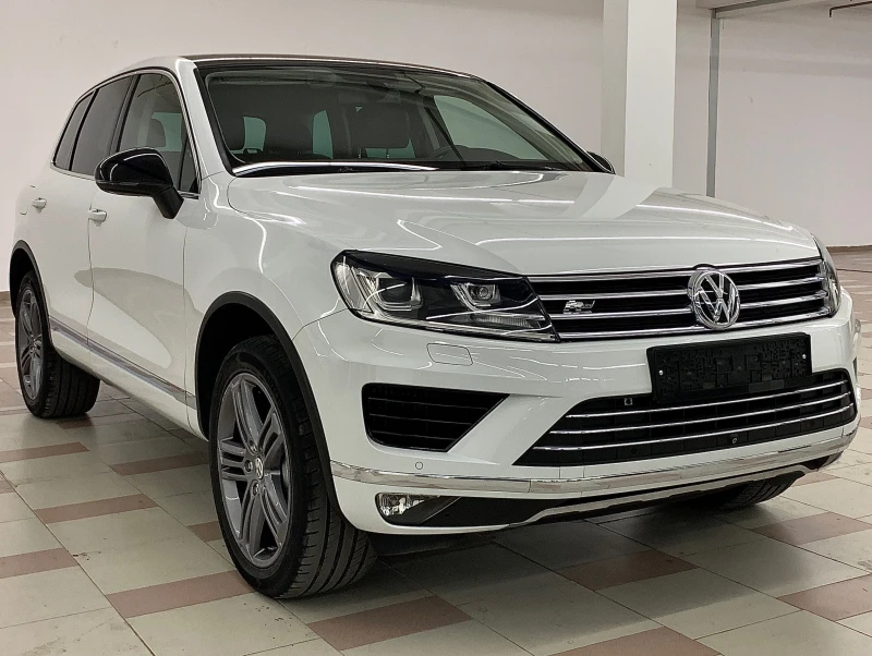 VW Touareg 3.0TDI FACELIFT -ОБДУХ-ПОДГРЕВ-Камери360-Памет-, снимка 3 - Автомобили и джипове - 48254039