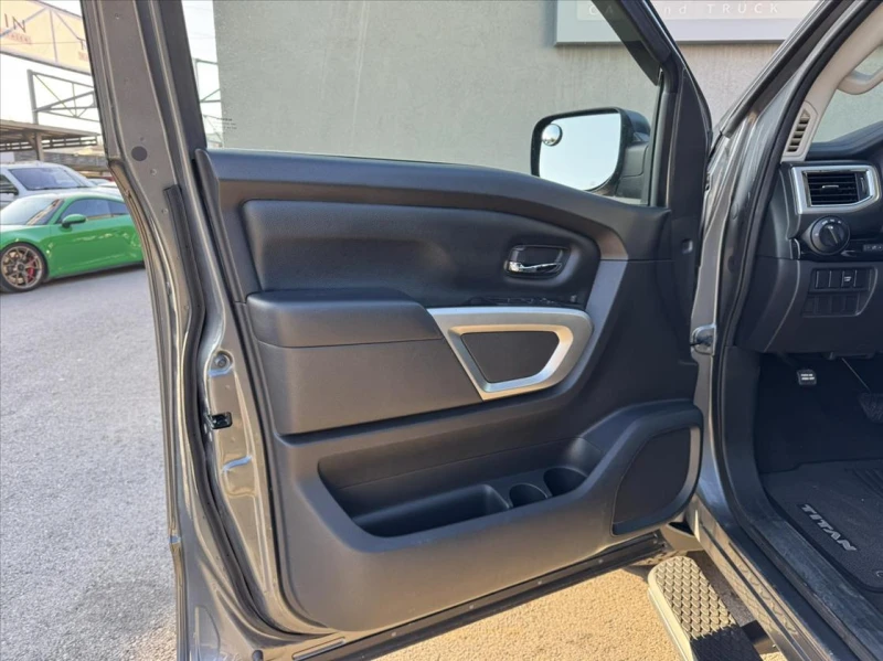 Nissan Titan crew cab 5.6L V8, снимка 8 - Автомобили и джипове - 52223221