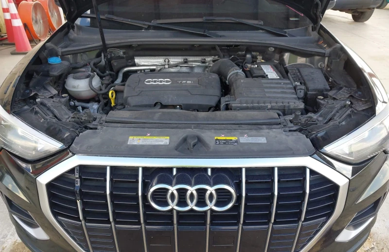 Audi Q3 2.0T, снимка 9 - Автомобили и джипове - 52659742