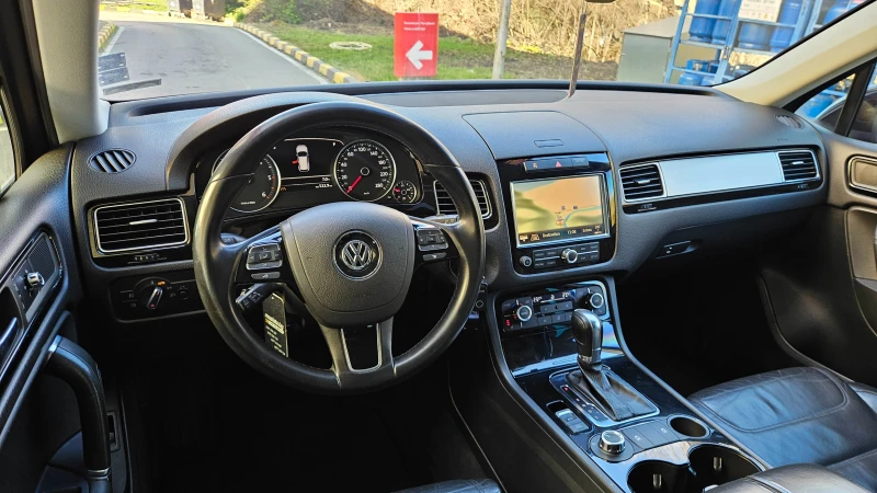 VW Touareg 3.0 Navig/Klimatronik/Avtomat/Facelift, снимка 9 - Автомобили и джипове - 52716930