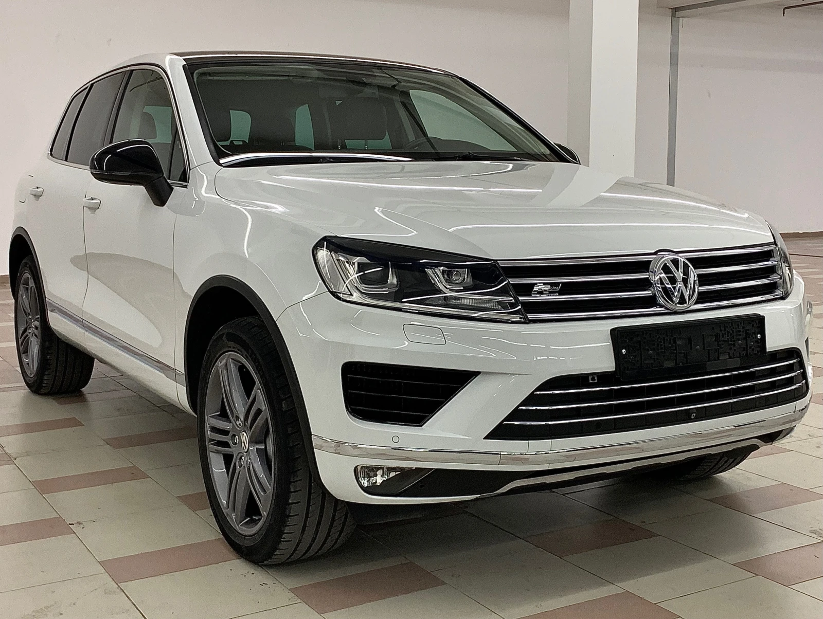 VW Touareg 3.0TDI FACELIFT -ОБДУХ-ПОДГРЕВ-Камери360-Памет- - изображение 3