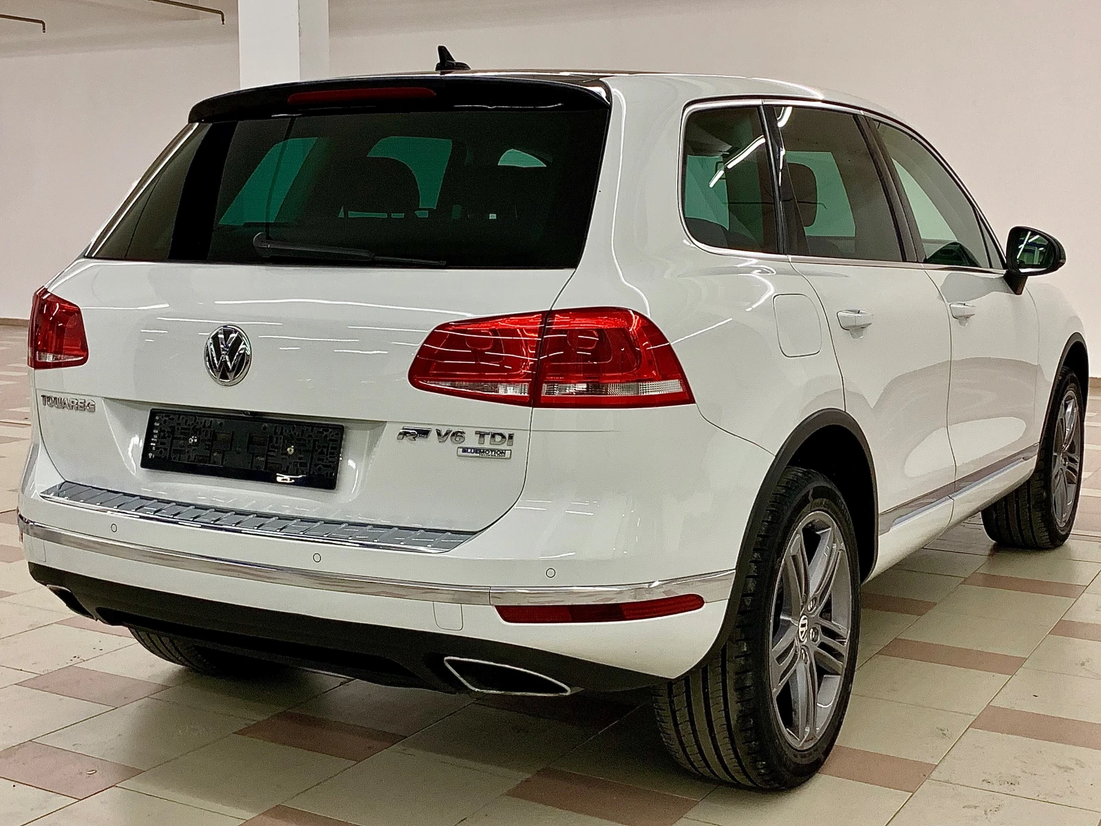 VW Touareg 3.0TDI FACELIFT -ОБДУХ-ПОДГРЕВ-Камери360-Памет- - изображение 2