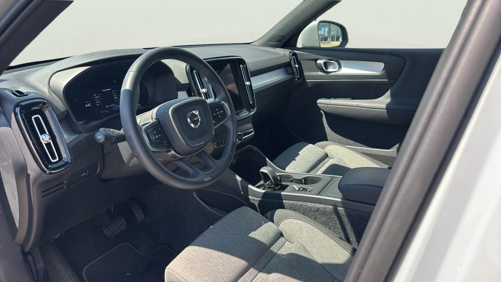 Volvo XC40 2.0 B3, снимка 11 - Автомобили и джипове - 56557859