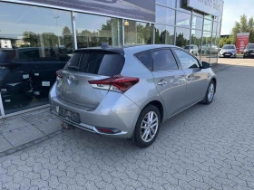 Toyota Auris Prestige 1.8 Хибрид, снимка 2