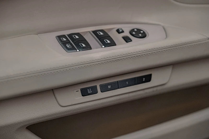 BMW 750 Distronic/HuD/Soft Close/Lane Assist/Обдухване/Кам, снимка 7 - Автомобили и джипове - 52159919
