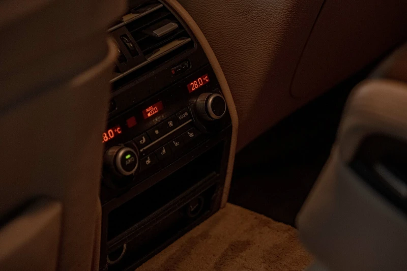 BMW 750 Distronic/HuD/Soft Close/Lane Assist/Обдухване/Кам, снимка 9 - Автомобили и джипове - 52159919