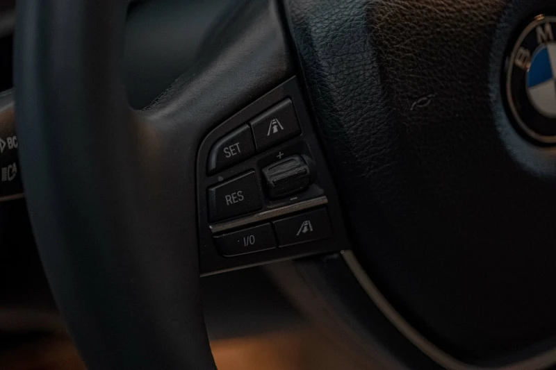 BMW 750 Distronic/HuD/Soft Close/Lane Assist/Обдухване/Кам, снимка 12 - Автомобили и джипове - 52159919