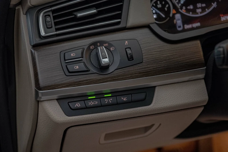 BMW 750 Distronic/HuD/Soft Close/Lane Assist/Обдухване/Кам, снимка 6 - Автомобили и джипове - 52159919