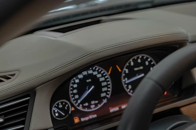BMW 750 Distronic/HuD/Soft Close/Lane Assist/Обдухване/Кам, снимка 11 - Автомобили и джипове - 52159919