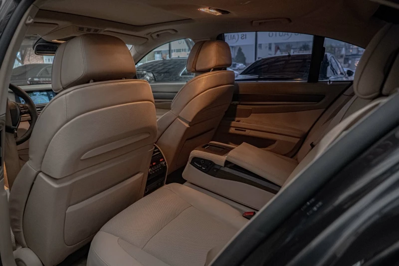 BMW 750 Distronic/HuD/Soft Close/Lane Assist/Обдухване/Кам, снимка 8 - Автомобили и джипове - 52159919