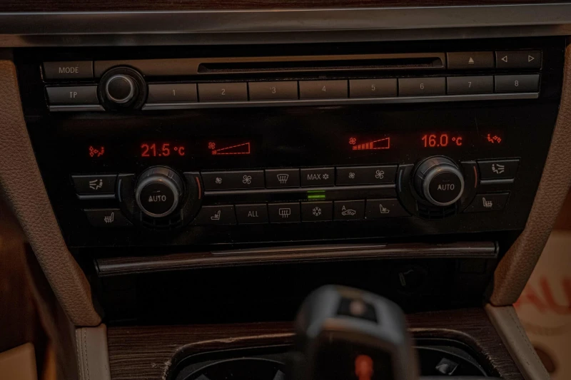 BMW 750 Distronic/HuD/Soft Close/Lane Assist/Обдухване/Кам, снимка 14 - Автомобили и джипове - 52159919