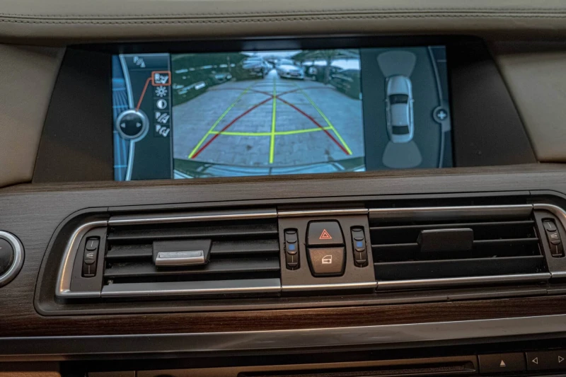 BMW 750 Distronic/HuD/Soft Close/Lane Assist/Обдухване/Кам, снимка 13 - Автомобили и джипове - 52159919