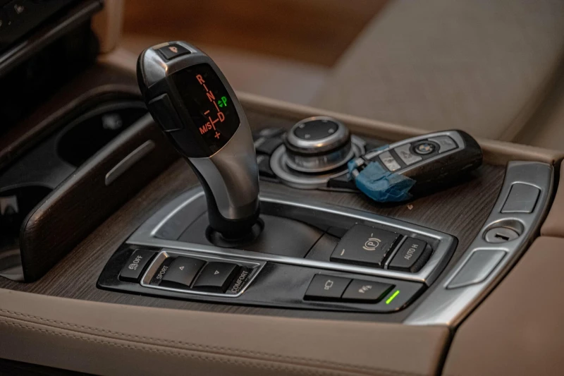 BMW 750 Distronic/HuD/Soft Close/Lane Assist/Обдухване/Кам, снимка 10 - Автомобили и джипове - 52159919