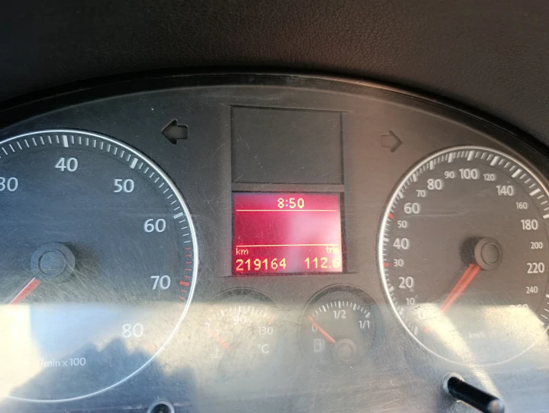 VW Touran, снимка 10 - Автомобили и джипове - 53536390