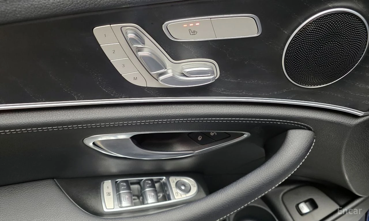 Mercedes-Benz E 220 4MATIC* AMG* HEAD-UP* AMBIENT* 360 КАМЕРИ* КЕЙЛЕС, снимка 7 - Автомобили и джипове - 54357425