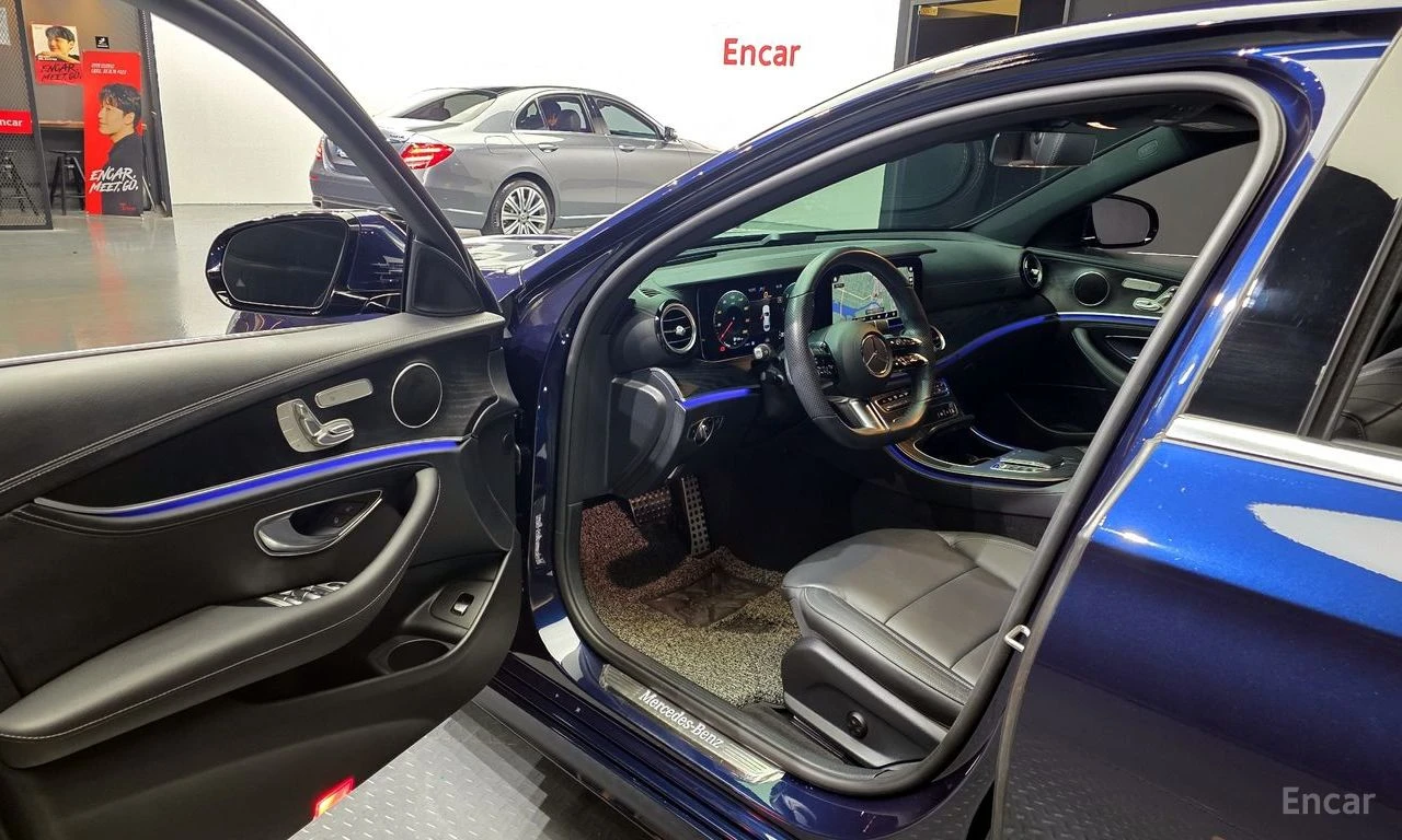 Mercedes-Benz E 220 4MATIC* AMG* HEAD-UP* AMBIENT* 360 КАМЕРИ* КЕЙЛЕС, снимка 8 - Автомобили и джипове - 54357425