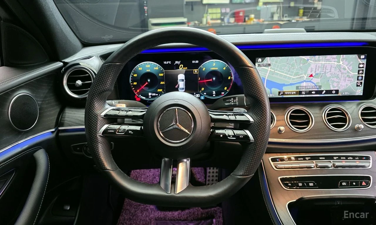 Mercedes-Benz E 220 4MATIC* AMG* HEAD-UP* AMBIENT* 360 КАМЕРИ* КЕЙЛЕС, снимка 11 - Автомобили и джипове - 54357425