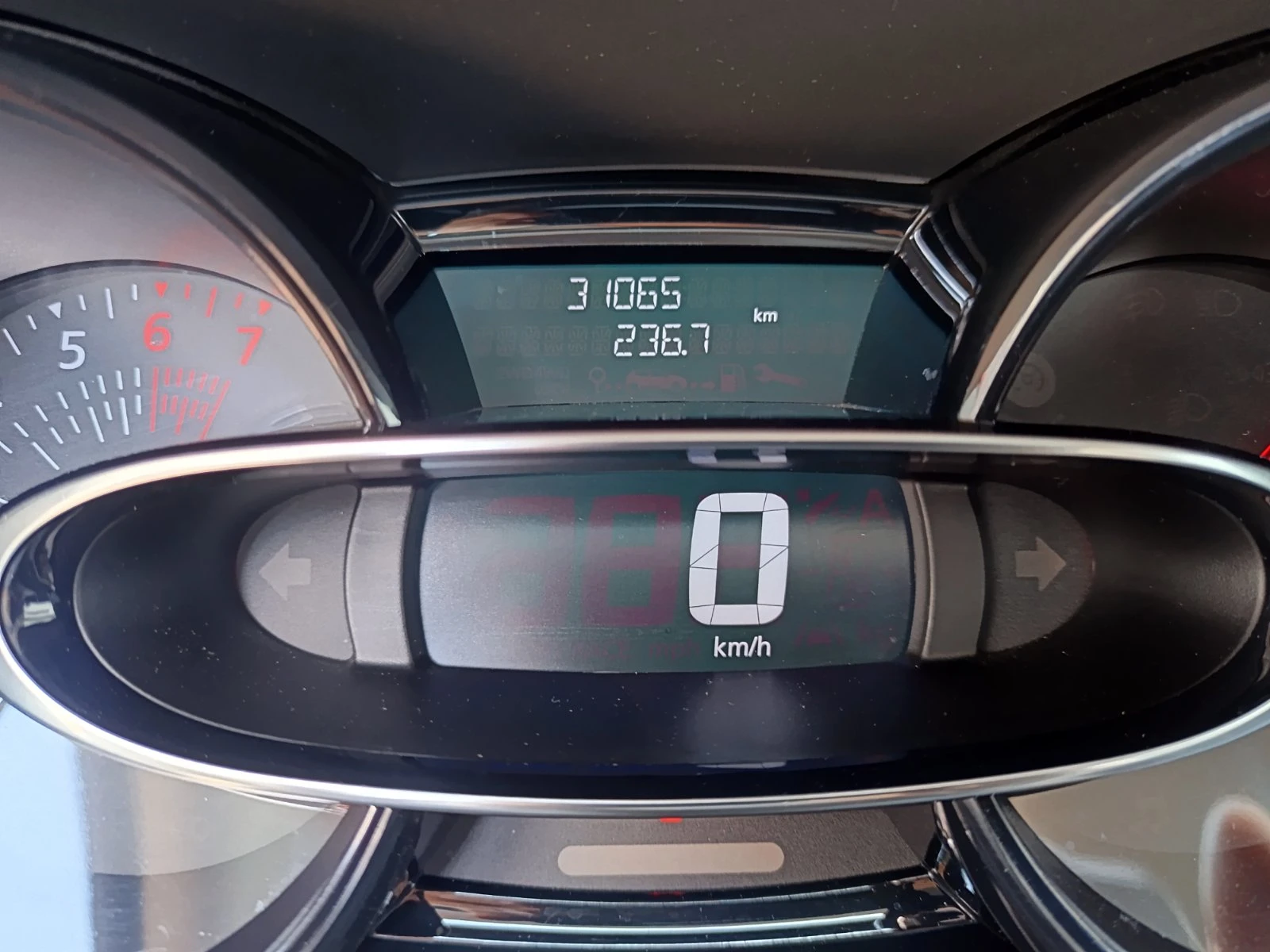 Renault Clio 1.2 16V/ 73к.с., снимка 12 - Автомобили и джипове - 54621441