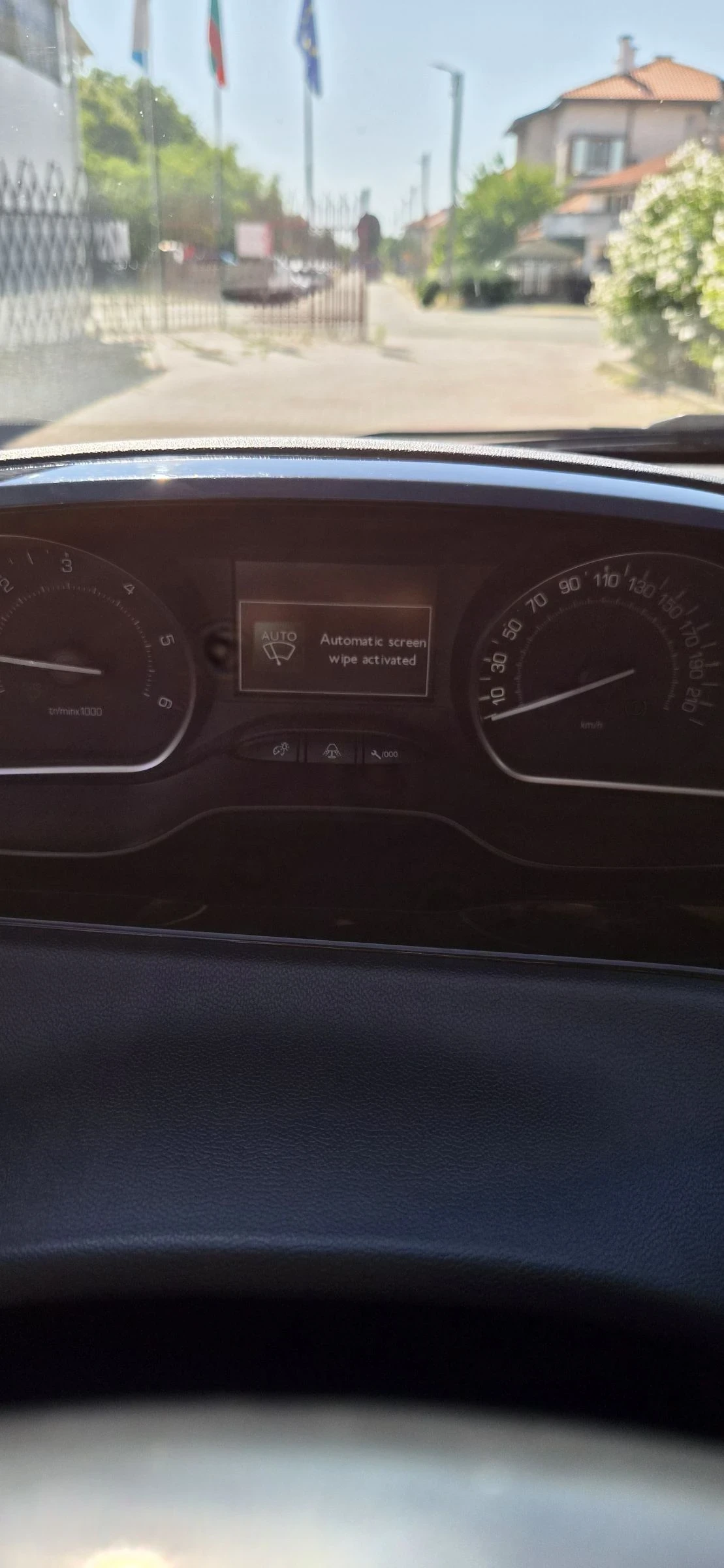 Peugeot 208, снимка 15 - Автомобили и джипове - 55247773
