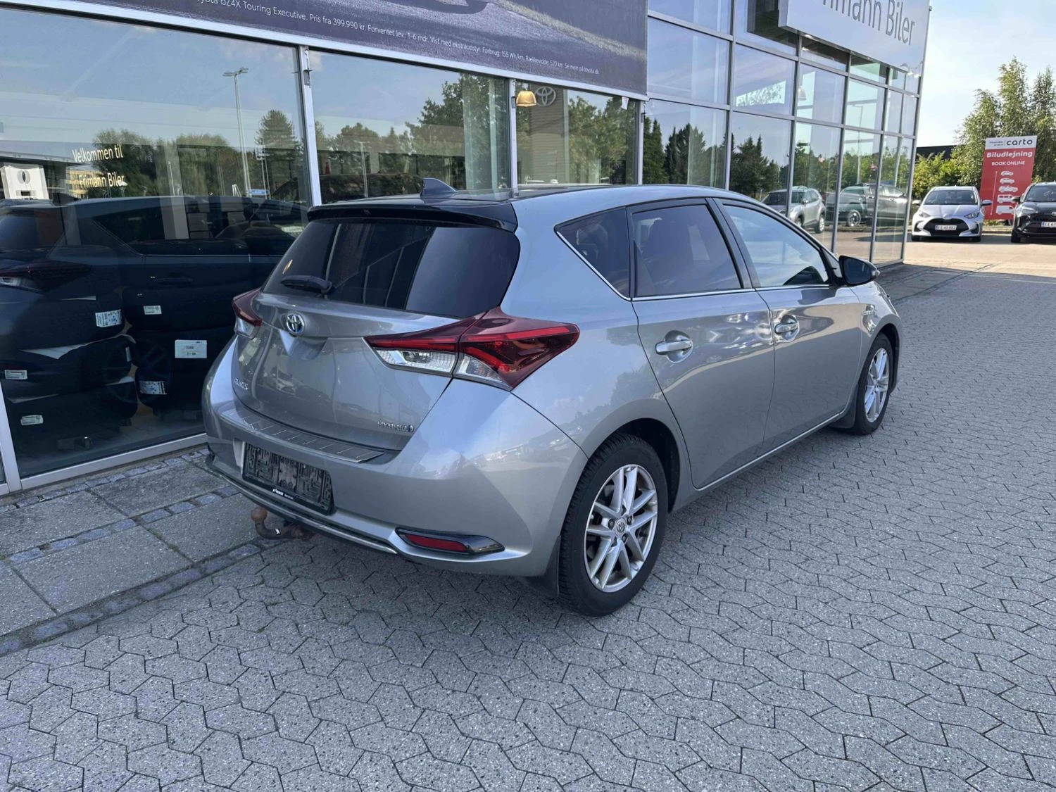 Toyota Auris Prestige 1.8 Хибрид, снимка 2 - Автомобили и джипове - 55703732
