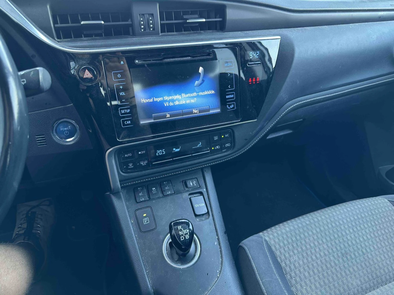 Toyota Auris Prestige 1.8 Хибрид, снимка 6 - Автомобили и джипове - 55703732