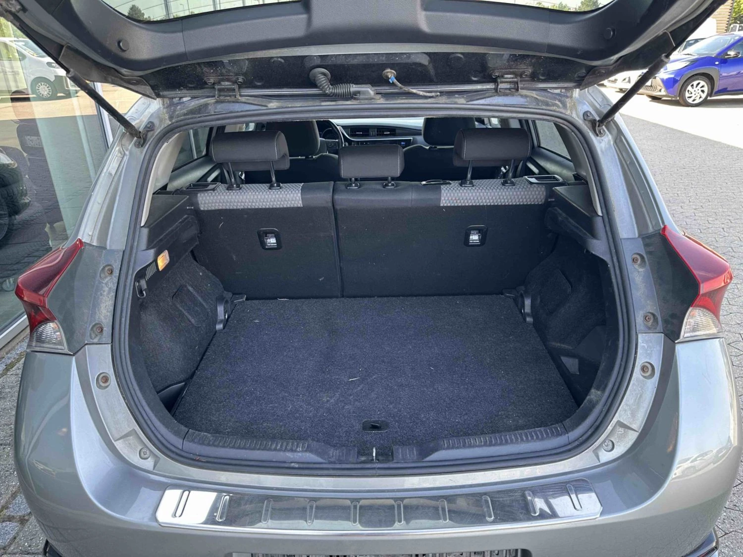 Toyota Auris Prestige 1.8 Хибрид, снимка 9 - Автомобили и джипове - 55703732