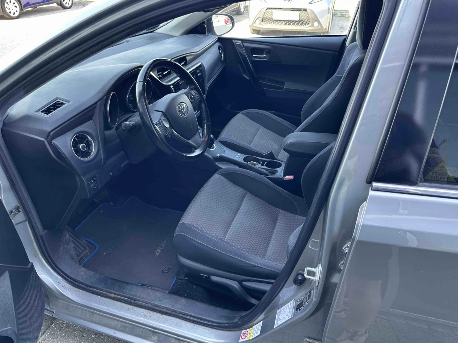 Toyota Auris Prestige 1.8 Хибрид, снимка 7 - Автомобили и джипове - 55703732