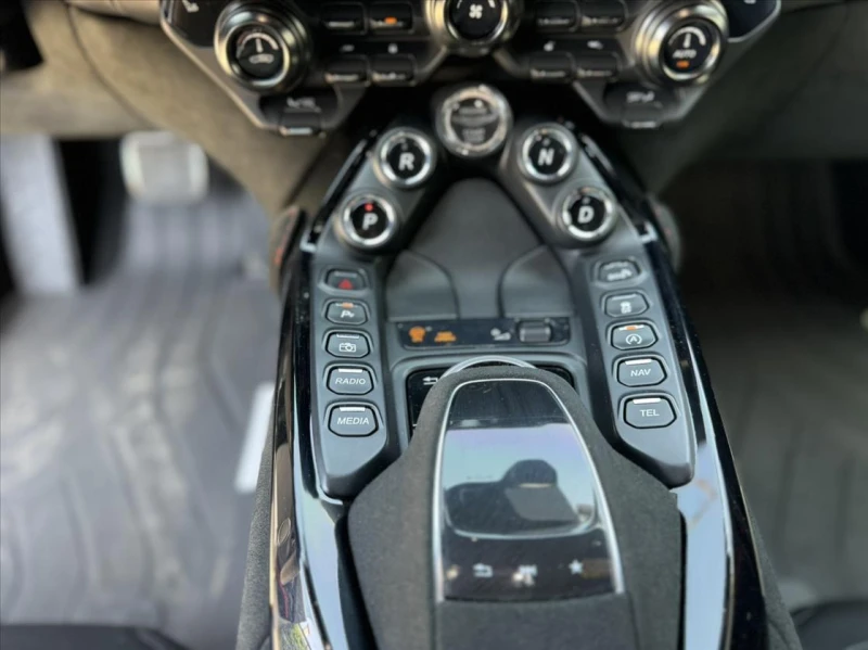 Aston Martin V8 Vantage F1 Edition, снимка 14 - Автомобили и джипове - 51876086