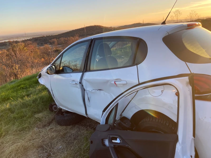 Peugeot 208 1, 6, снимка 5 - Автомобили и джипове - 52584465