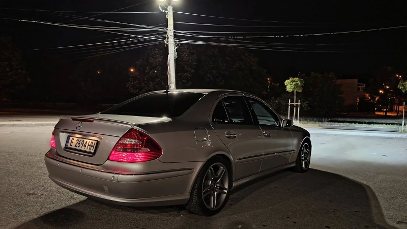 Mercedes-Benz E 500 РЕАЛНИ КМ/Без ръжда/Фабрична боя/Сервизна Книжка!, снимка 4 - Автомобили и джипове - 52716825