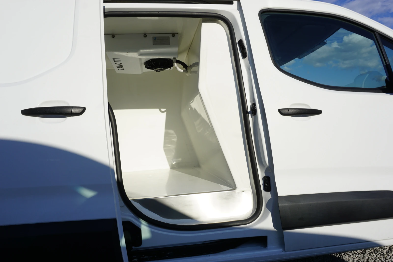 Opel Combo 1.6/93x.km/L2/H1/Хладилен/3места - изображение 8
