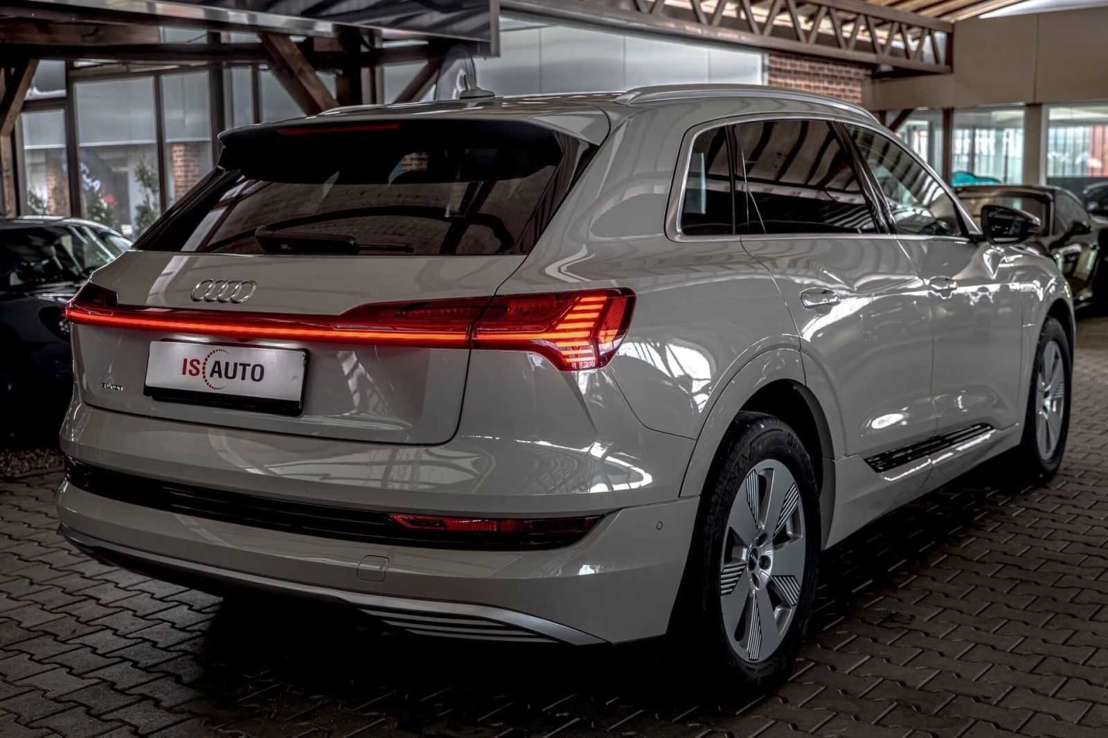 Audi E-Tron 55 95kWh/Quattro/Камера 360/Обдухване/Bang&Olufsen - изображение 6