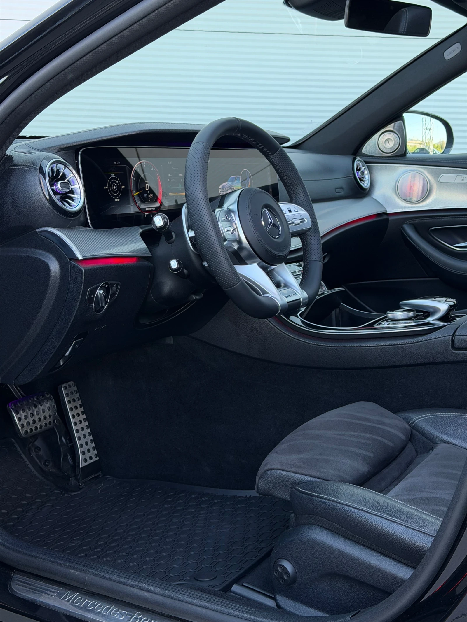 Mercedes-Benz E 220 Серв.ист., Facelift AMG пакет, снимка 9 - Автомобили и джипове - 54526386