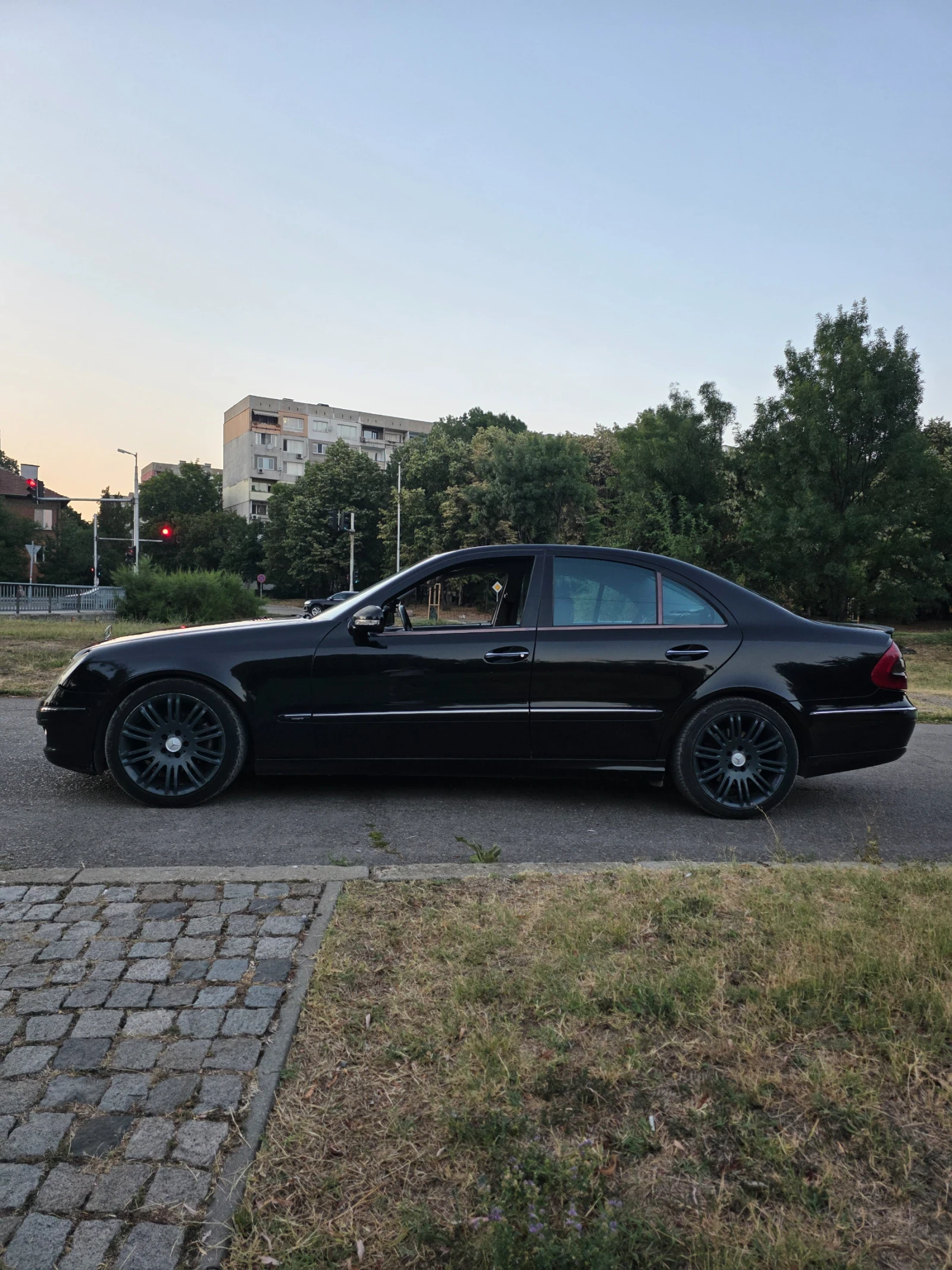 Mercedes-Benz E 220, снимка 12 - Автомобили и джипове - 55709088