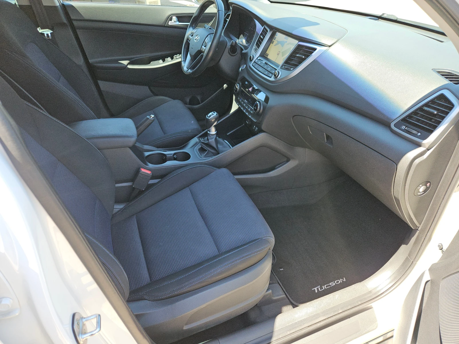 Hyundai Tucson 2.0CRDI/4X4/КАМЕРА/ПОДГРЕВ/LED/NAVI/БЛУТУТ/EURO6B, снимка 15 - Автомобили и джипове - 55462847