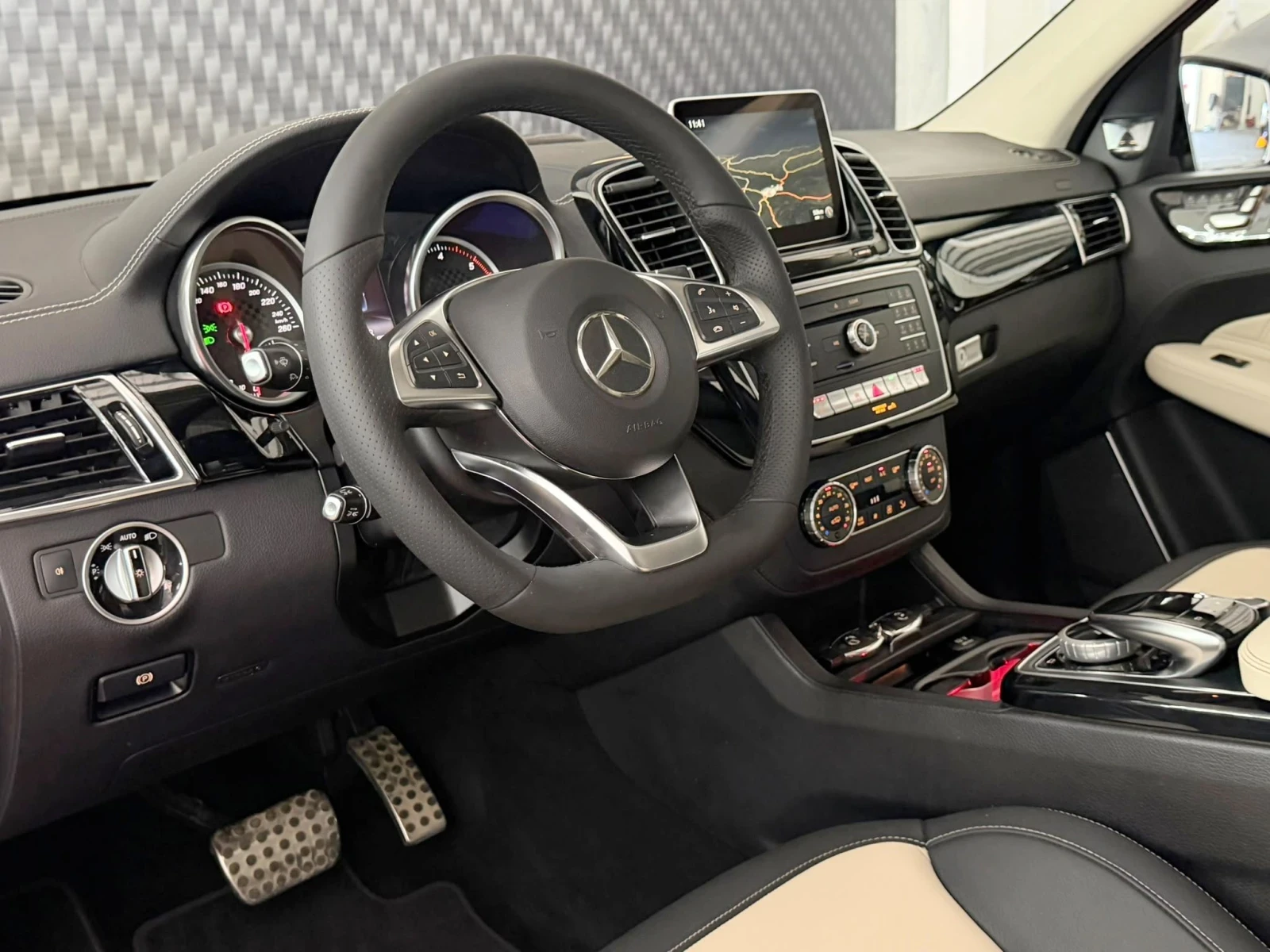 Mercedes-Benz GLE 350 Mercedes-Benz GLE 350d 4MATIC AMG Line / DESIGNO /, снимка 9 - Автомобили и джипове - 56117083