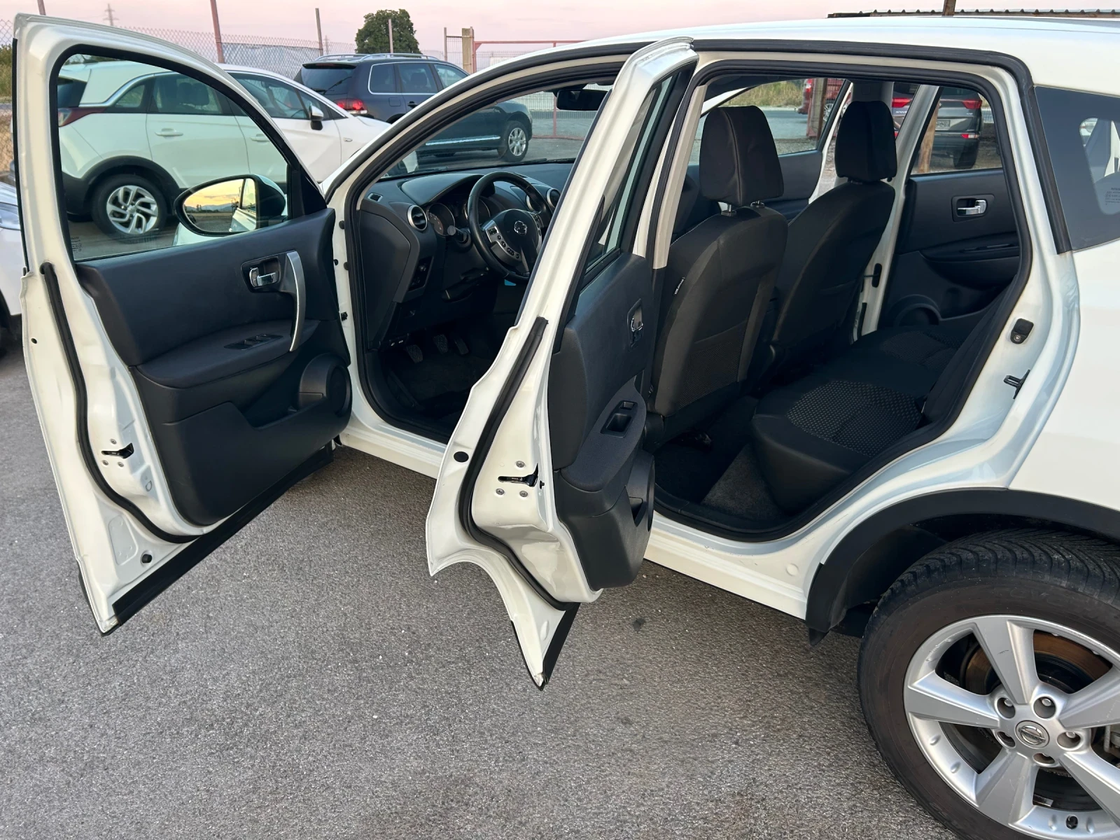 Nissan Qashqai 1.6i 115 к.с., снимка 16 - Автомобили и джипове - 56150241
