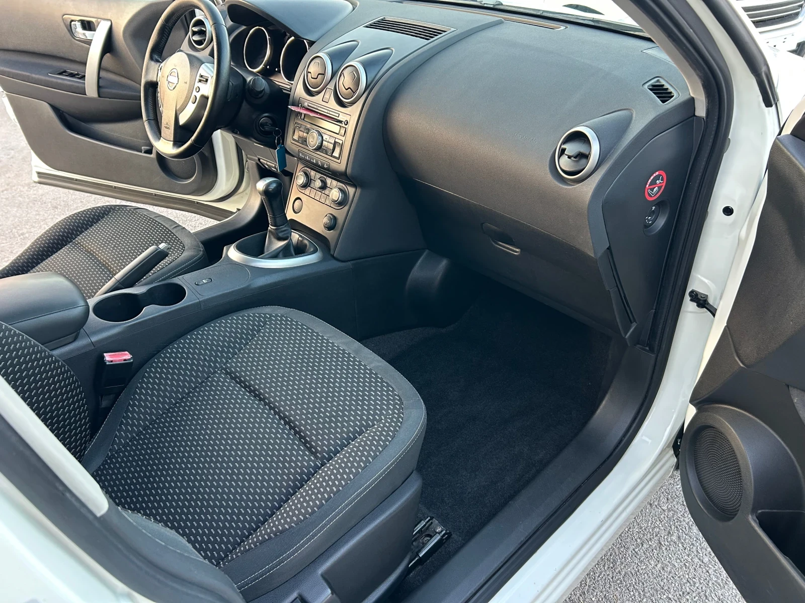 Nissan Qashqai 1.6i 115 к.с., снимка 13 - Автомобили и джипове - 56150241